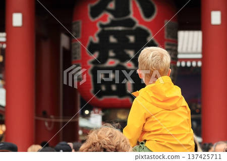 外國遊客被扛在肩上參觀淺草寺 外國遊客被扛在肩上參觀淺草寺 137425711