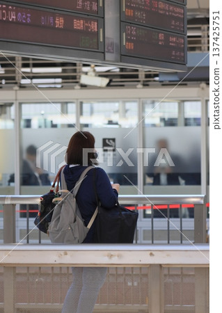一個單獨旅行的等待新幹線的女人，後視圖 137425751