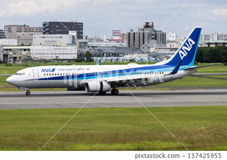 ANA 737 preparing for takeoff ANA 737 preparing for takeoff 137425955