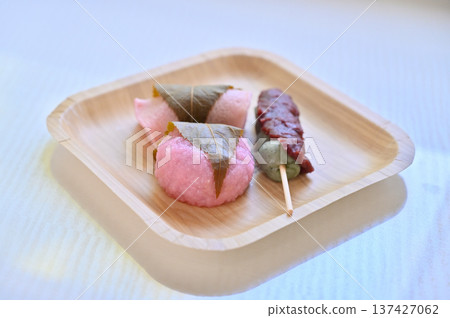 Dumplings are better than flowers. Cherry blossom viewing in a camper van, Sakura mochi, mugwort dumplings, Domyoji 137427062