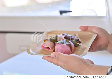 餃子比鮮花更美。在露營車裡賞櫻花,櫻花麻糬,艾草餃子,道明寺 餃子比鮮花更美。在露營車裡賞櫻花,櫻花麻糬,艾草餃子,道明寺 137427065