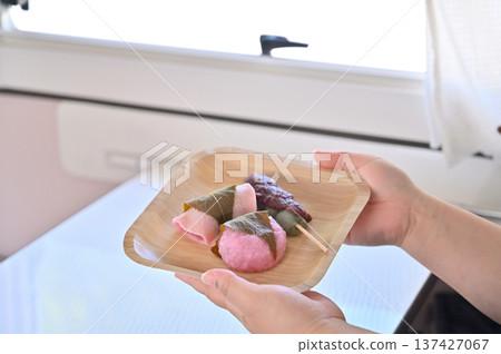 Dumplings are better than flowers. Cherry blossom viewing in a camper van, Sakura mochi, mugwort dumplings, Domyoji Dumplings are better than flowers. Cherry blossom viewing in a camper van, Sakura mochi, mugwort dumplings, Domyoji 137427067