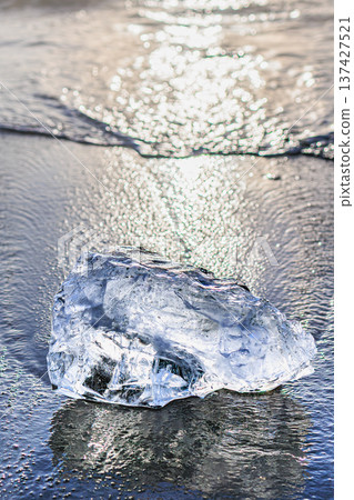 Transparent ice sculptures: Jewelry Ice (winter at the mouth of the Tokachi River in Hokkaido) Transparent ice sculptures: Jewelry Ice (winter at the mouth of the Tokachi River in Hokkaido) 137427521