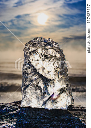 Jewelry ice washed up on the shore (winter scene in Toyokoro, Hokkaido) 137427537