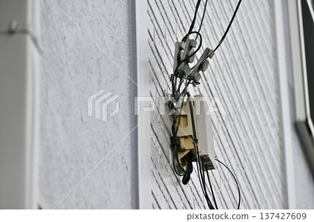 Internet, fiber optic lines, and telephones: Construction on the exterior walls of homes 137427609