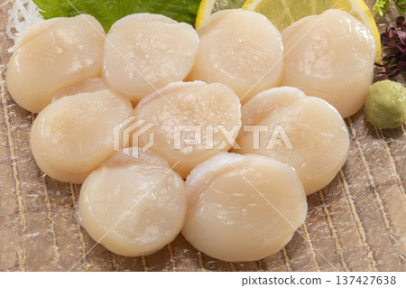 新鮮北海道扇貝刺身,美味的生扇貝閉殼肌,日本料理和海鮮食材 新鮮北海道扇貝刺身,美味的生扇貝閉殼肌,日本料理和海鮮食材 137427638