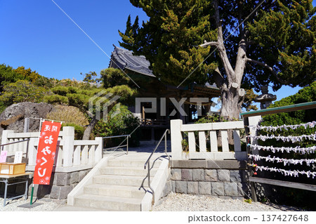 Morito Shrine on a clear winter day, enveloped in a sacred atmosphere Morito Shrine on a clear winter day, enveloped in a sacred atmosphere 137427648