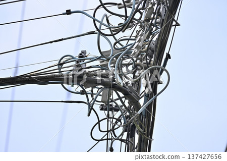 網路、光纖電話安裝、電線桿和電報桿安裝 網路、光纖電話安裝、電線桿和電報桿安裝 137427656