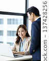 一位日本女上班族在明亮的辦公室裡使用筆記型電腦工作。 137428256