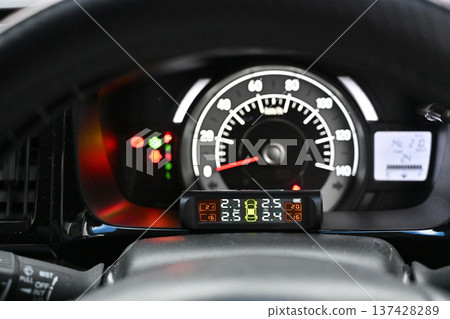 Tire pressure monitor car 137428289