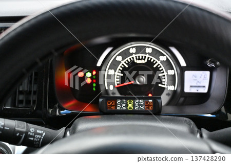 Tire pressure monitor car 137428290