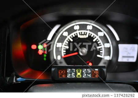 Tire pressure monitor car 137428292