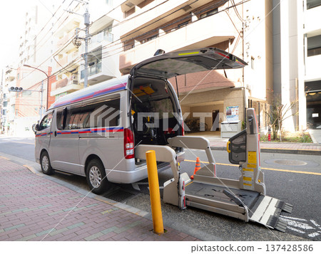配備輪椅升降機的福利車輛 配備輪椅升降機的福利車輛 137428586