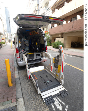 配備輪椅升降機的福利車輛 137428587