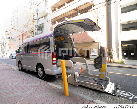 配備輪椅升降機的福利車輛 配備輪椅升降機的福利車輛 137428588