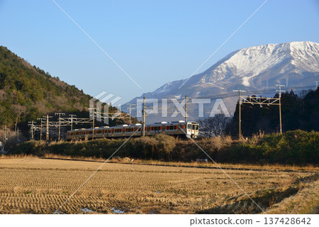 JR東海315系列車在湛藍的天空下行駛，背景是白雪皚皚的伊吹山。 137428642