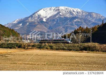 JR東海特快飛驒列車在湛藍的天空下疾馳,背景是白雪皚皚的伊吹山。 JR東海特快飛驒列車在湛藍的天空下疾馳,背景是白雪皚皚的伊吹山。 137428644