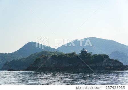 島嶼寺廟和寧靜的海景 島嶼寺廟和寧靜的海景 137428935