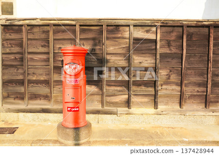 紅色信箱和木製建築 137428944