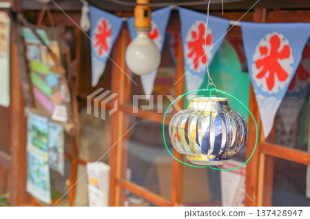 商店門前陳列著用空罐頭手工製作的回收燈具。 商店門前陳列著用空罐頭手工製作的回收燈具。 137428947
