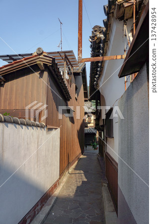 Narrow alleys of good old Japan 137428954