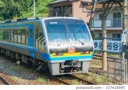 日本鐵路沿線景色,特快列車正在運行 日本鐵路沿線景色,特快列車正在運行 137428995