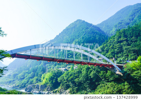 一座美麗的拱橋橫跨奧博克峽谷 一座美麗的拱橋橫跨奧博克峽谷 137428999