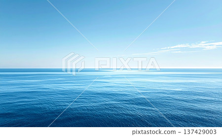 美麗無垠的藍色海洋和晴朗的天空：一幅充滿電影感的地平線景象，留有充足的文字空間。 137429003