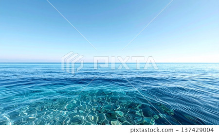 美麗無垠的藍色海洋和晴朗的天空：一幅充滿電影感的地平線景象，留有充足的文字空間。 137429004