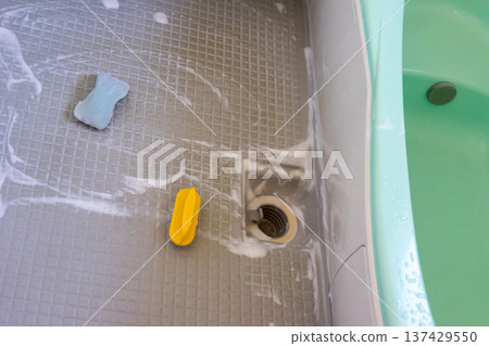 Cleaning the floor of the bath Cleaning the floor of the bath 137429550