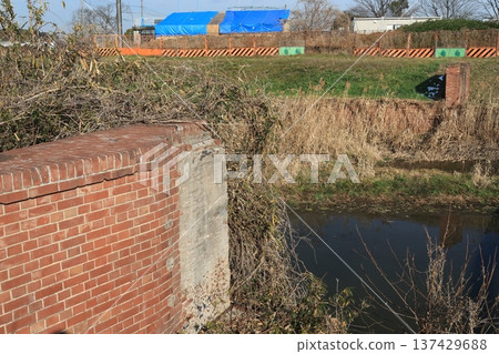 埼玉縣上尾市瓦屋頂排水溝的遺跡 埼玉縣上尾市瓦屋頂排水溝的遺跡 137429688