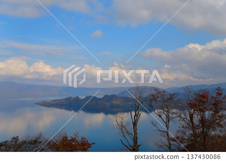 Lake Towada in late autumn as seen from the Hakko Pass Observatory (Towada City, Aomori Prefecture) 137430086