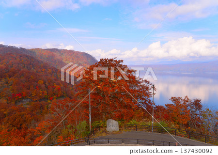 從八甲峠展望台看到的深秋十和田湖（青森縣十和田市） 137430092