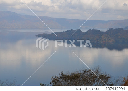 Lake Towada in late autumn as seen from the Hakko Pass Observatory (Towada City, Aomori Prefecture) Lake Towada in late autumn as seen from the Hakko Pass Observatory (Towada City, Aomori Prefecture) 137430094