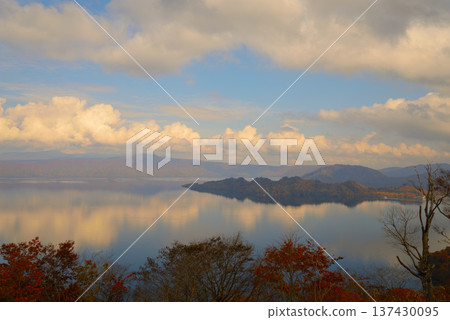 從八甲峠展望台看到的深秋十和田湖（青森縣十和田市） 137430095