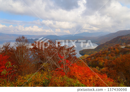 Lake Towada in late autumn as seen from the Hakko Pass Observatory (Towada City, Aomori Prefecture) 137430098