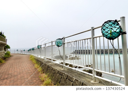 伊勢志摩瓶球之路：位於三重縣志摩市濱島町沿海步道上的一排瓶球。 137430524