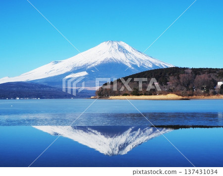 二月,從山梨縣山中湖看到的倒置富士山。 二月,從山梨縣山中湖看到的倒置富士山。 137431034