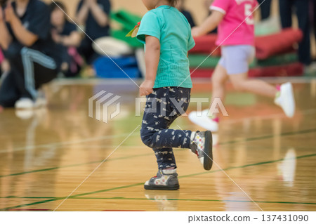 [Nursery school sports day obstacle course] 137431090
