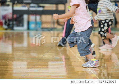 [Nursery school sports day obstacle course] 137431091