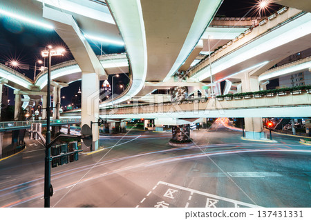 夜間高架橋與長曝光光軌-中國城市交通基礎建設概念 夜間高架橋與長曝光光軌-中國城市交通基礎建設概念 137431331