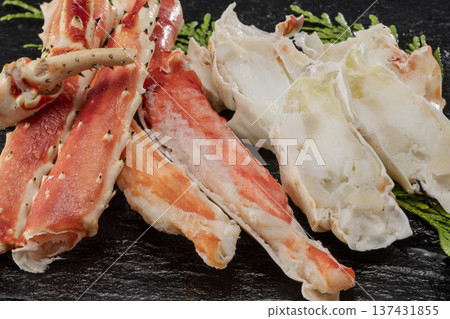 Boiled king crab meat presented in vibrant red. A gorgeous presentation of premium seafood from Hokkaido. 137431855