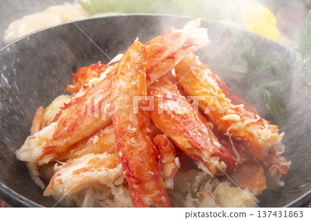 鮮亮的紅色煮熟帝王蟹肉，呈現在眼前。這是來自北海道的頂級海鮮，擺盤精美，令人賞心悅目。 137431863