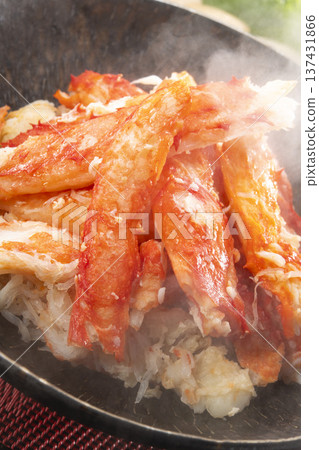 鮮亮的紅色煮熟帝王蟹肉，呈現在眼前。這是來自北海道的頂級海鮮，擺盤精美，令人賞心悅目。 137431866