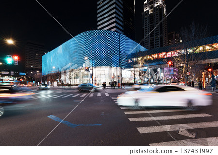 城市十字路口的夜景，閃亮的藍色LED外牆－長曝光拍攝的車轍和現代上海建築 137431997