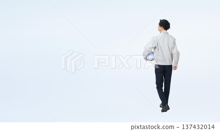 一張身穿工作服、頭戴頭盔的男子的全身照。 137432014