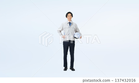一張身穿工作服、手持頭盔的男子全身照。 137432016