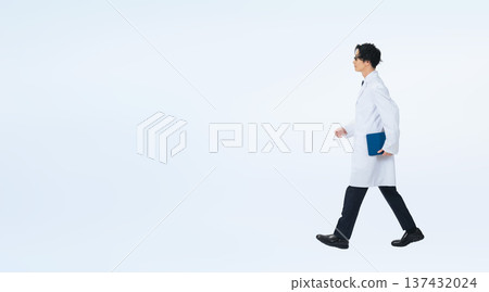 身穿白大褂的男子的全身照 身穿白大褂的男子的全身照 137432024