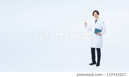 一位身穿白大褂的男士正在帶團參觀的全身照 一位身穿白大褂的男士正在帶團參觀的全身照 137432027