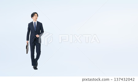 一位身穿西裝的男性商務人士的全身照 一位身穿西裝的男性商務人士的全身照 137432042